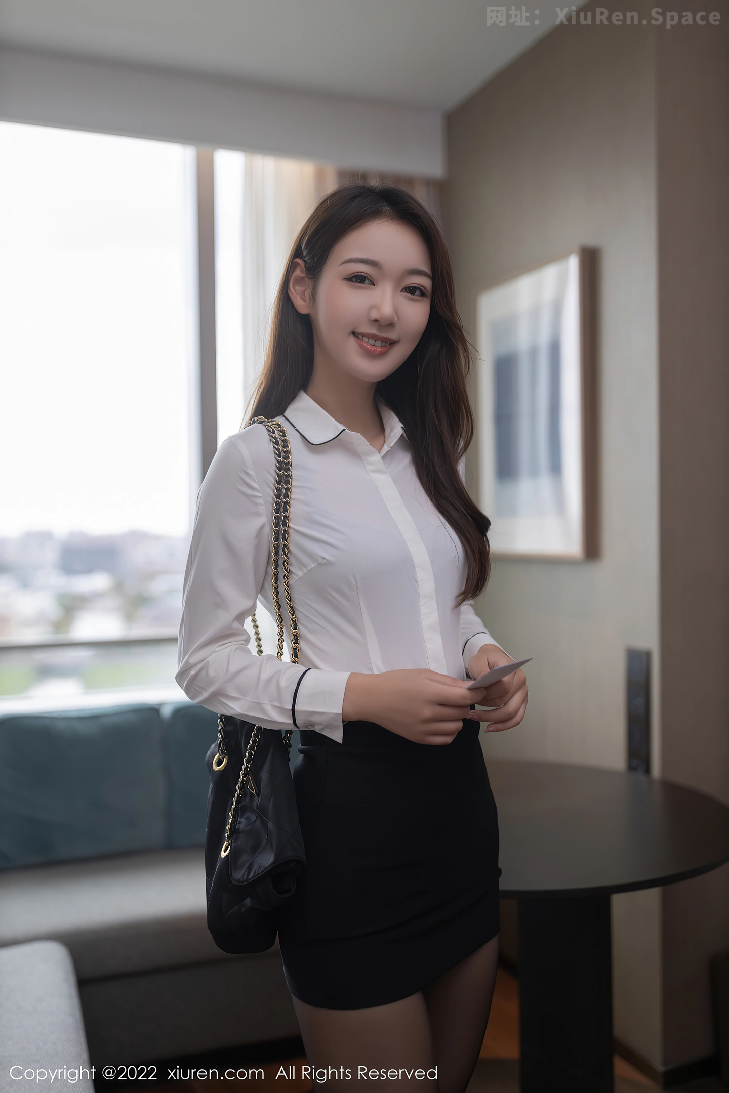 图片[2]-[XiuRen秀人网]VOL.4701 模特唐安琪珠三角旅拍简约白T配黑短裙超薄黑丝撩人诱惑写真77P-秀人网官方网站